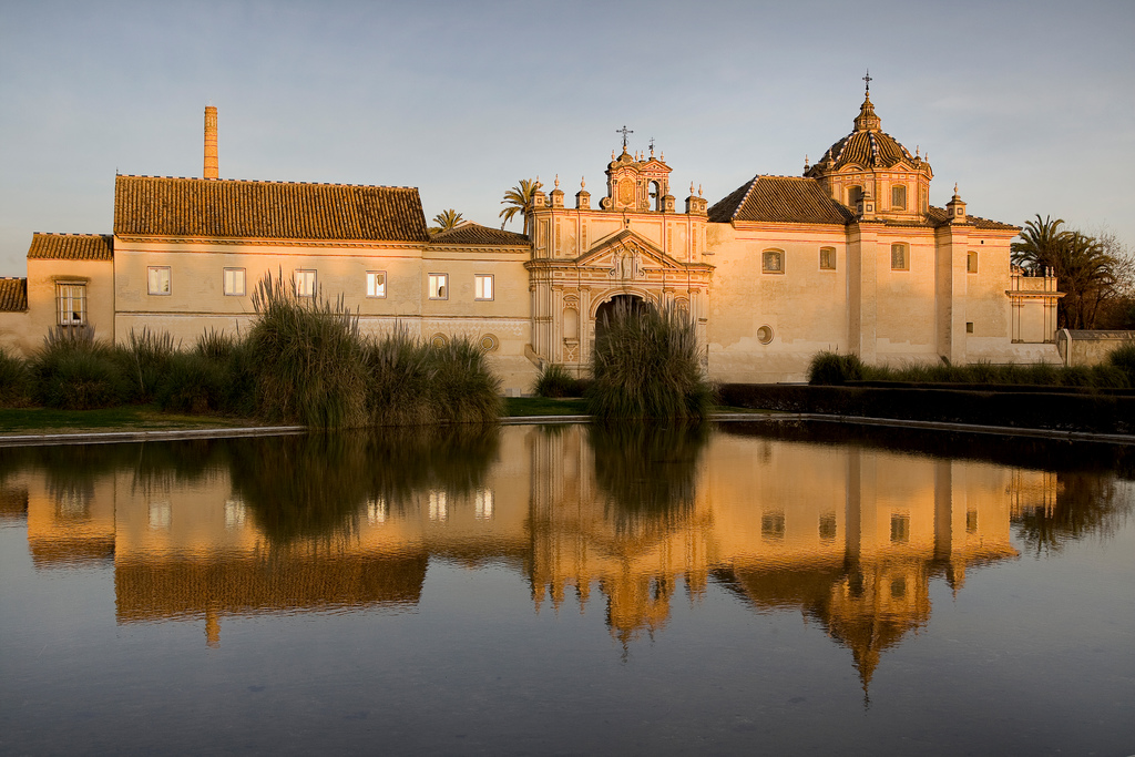 El Centro Andaluz de Arte Contemporáneo reflejado en el agua