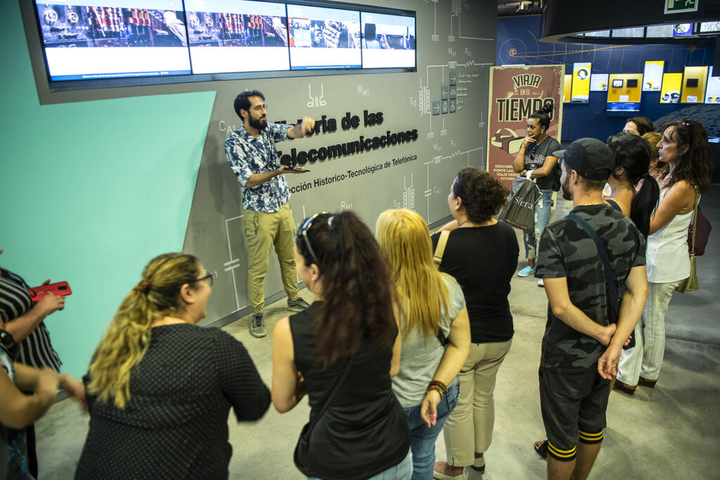 Visita guiada en una exposición sobre la historia de las telecomunicaciones