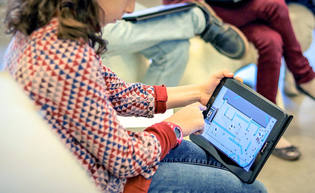Una participante dibuja un plano en una tableta durante un taller
