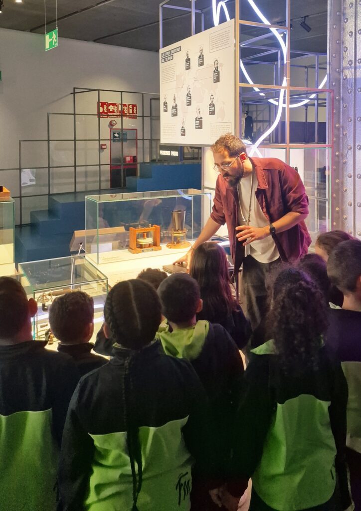 Escolares atienden una explicación en una sala de exposición