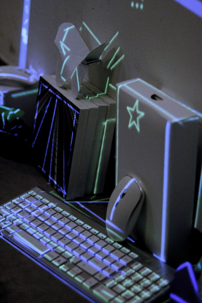 Ordenador y teclado dibujados con luces de neón en una vitrina