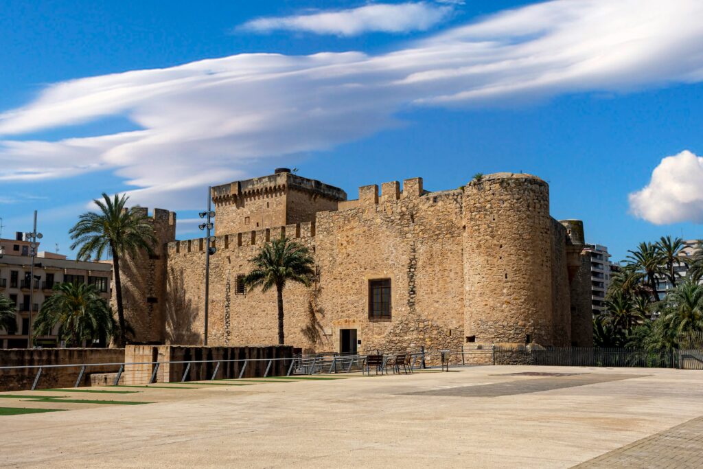 El palacio de Altamira de Elche visto desde la plaza