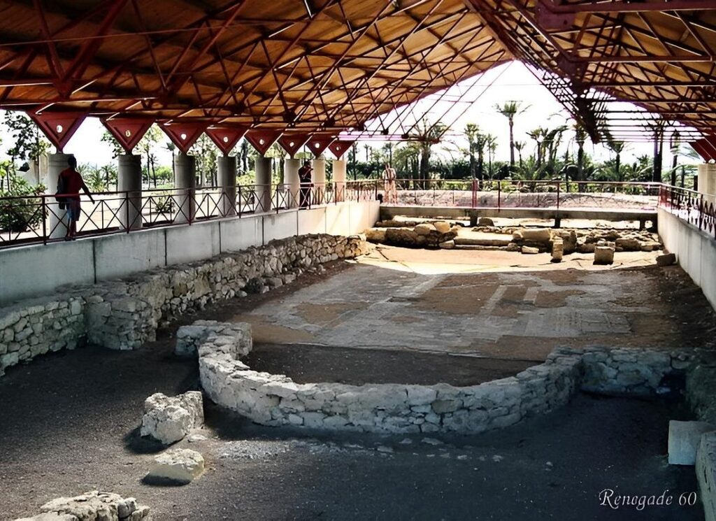 Restos arqueológicos protegidos bajo una cubierta de madera